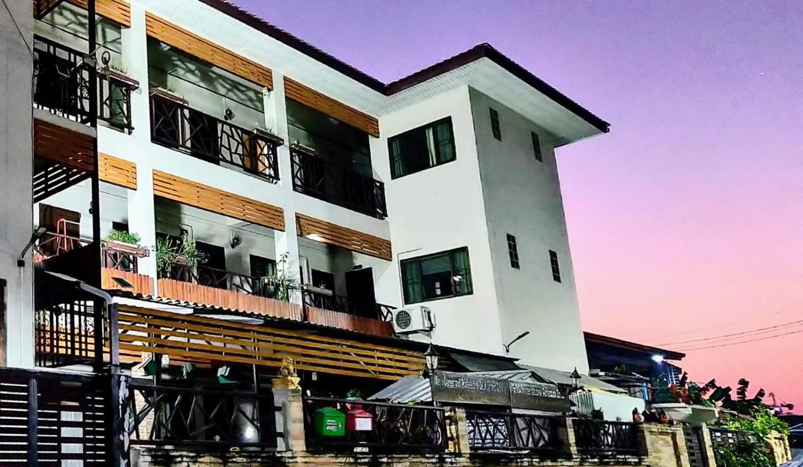 Manu V House Hotel Ayutthaya Bagian luar foto