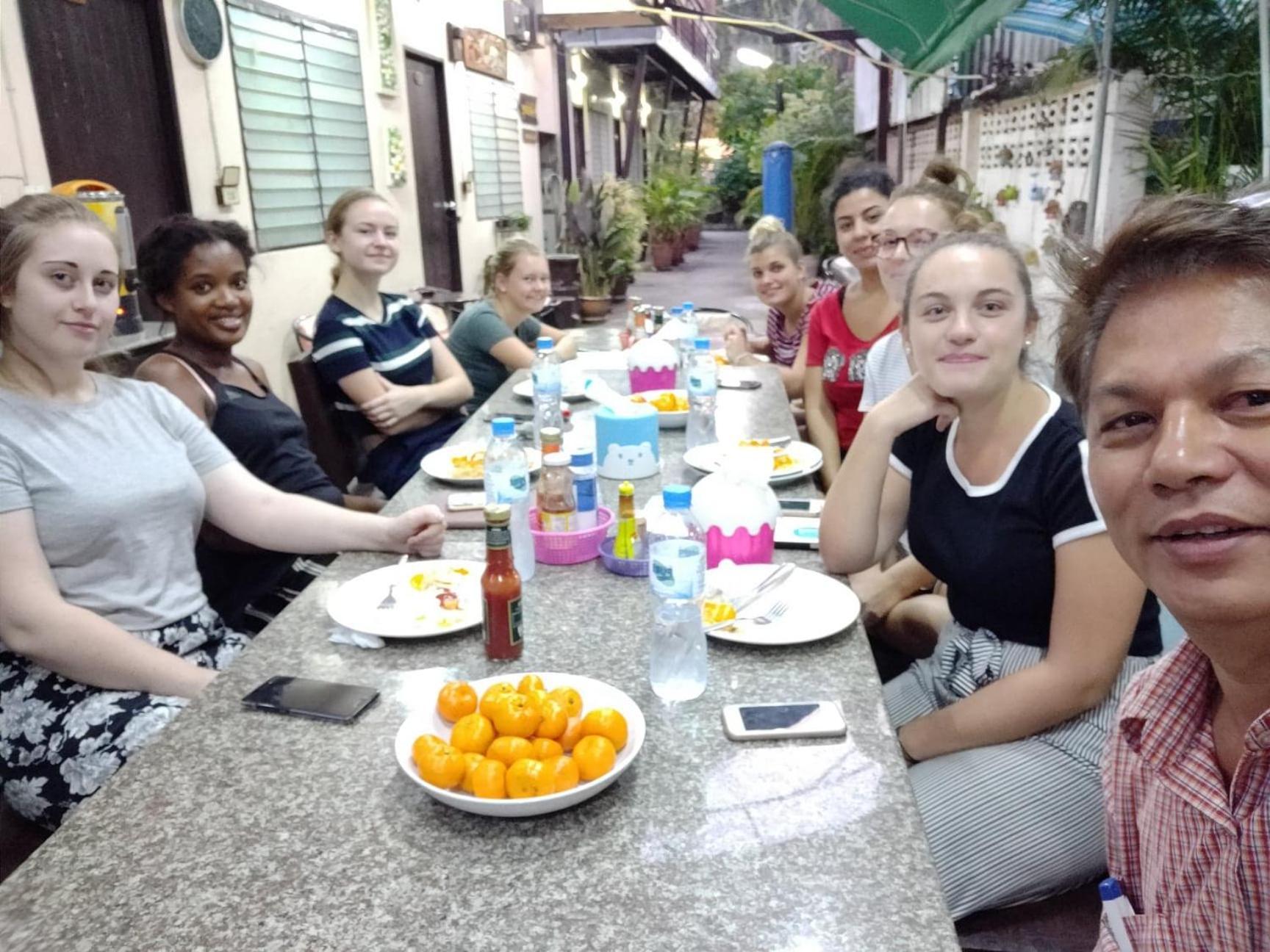 Manu V House Hotel Ayutthaya Bagian luar foto