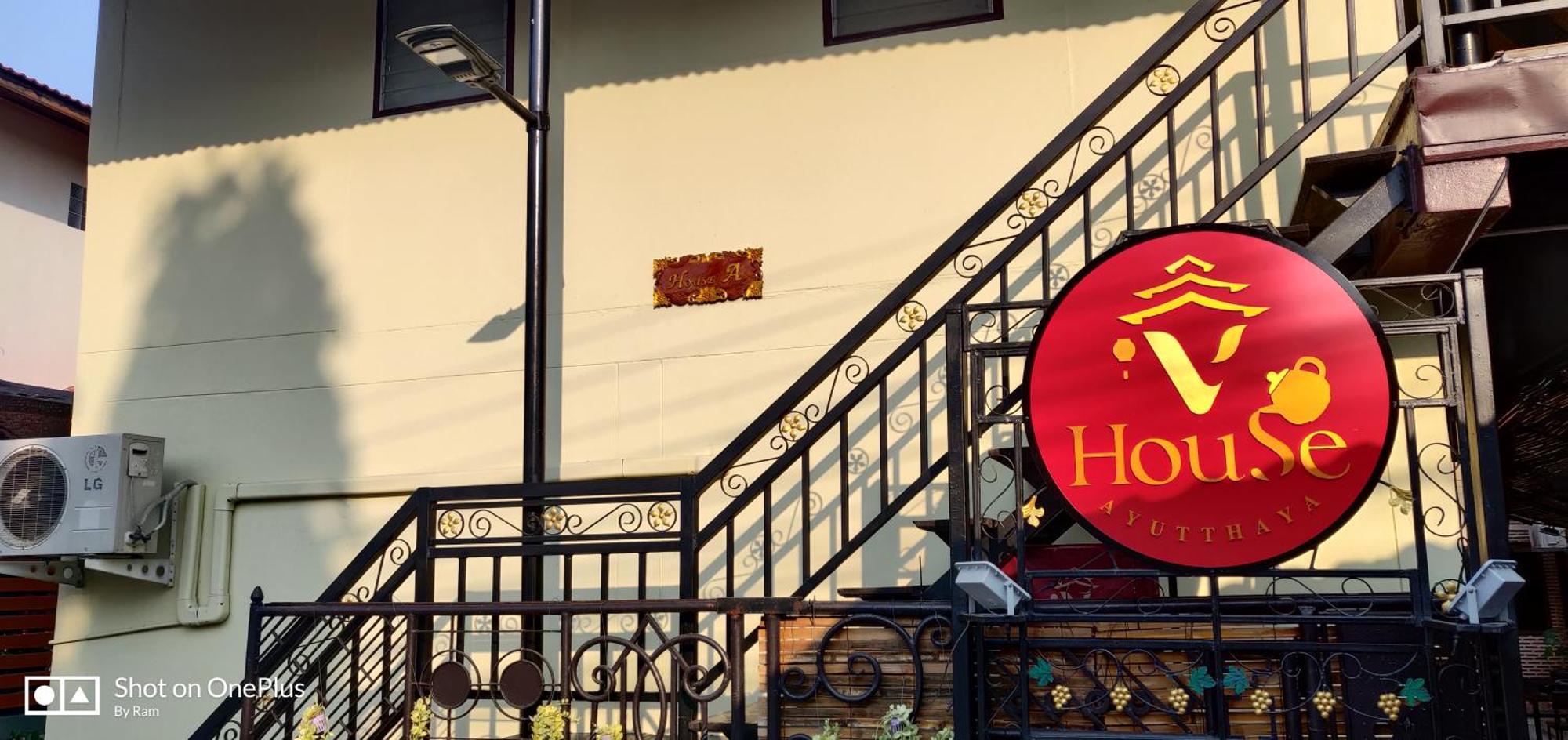Manu V House Hotel Ayutthaya Bagian luar foto